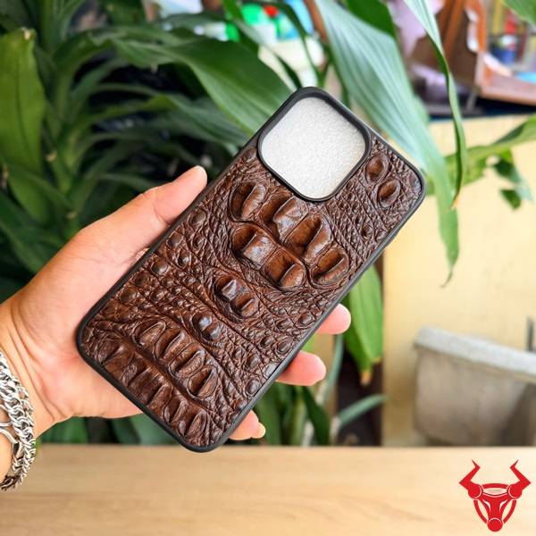 Ốp lưng da cá sấu EXEA4 cho Iphone 15 Pro Max màu nâu đất sang trọng.