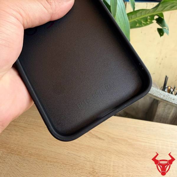 Mẫu ốp lưng Iphone 15 Pro Max EXEA4 da cá sấu 8 gù màu nâu đất.