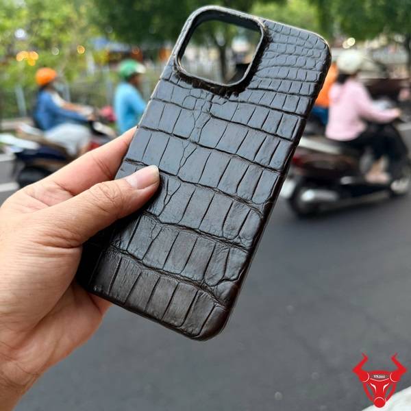 Ốp lưng iPhone 16 Pro Max da bụng cá sấu màu nâu đất cao cấp cầm chắc tay