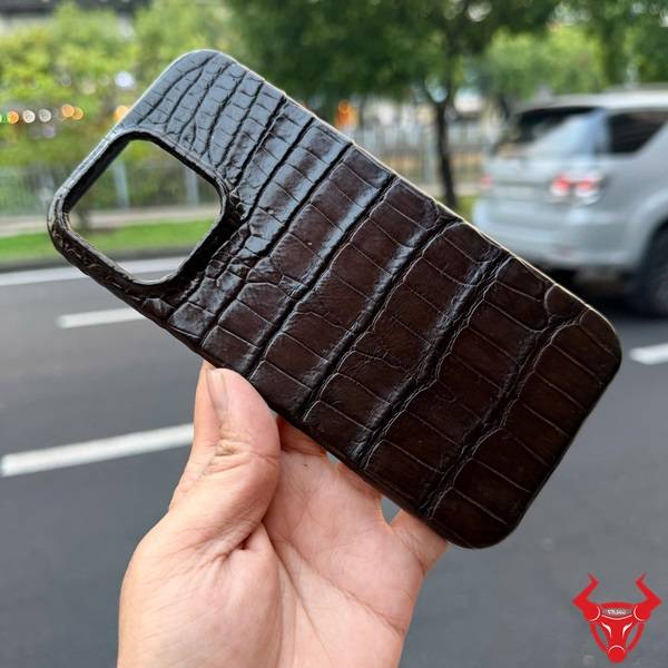 Ốp lưng iPhone 16 Pro Max da bụng cá sấu nâu đất thời trang cao cấp chống trầy