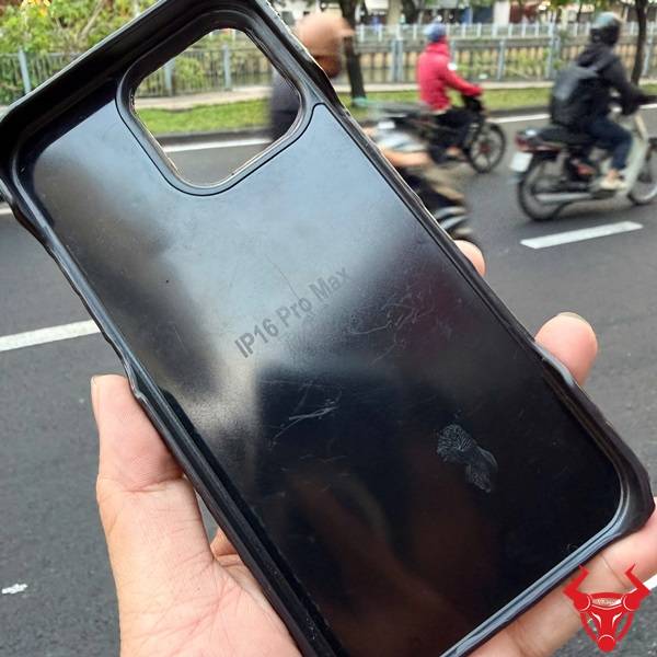Ốp lưng iPhone 16 Pro Max da bụng cá sấu cao cấp chống va đập cầm chắc