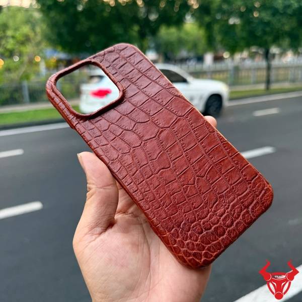 Ốp lưng iPhone 16 Pro Max da bụng cá sấu màu nâu đỏ cao cấp nổi bật bảo vệ