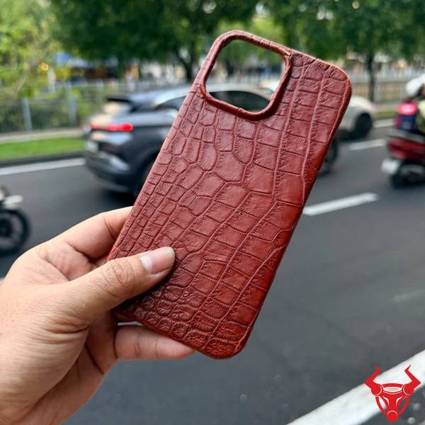Ốp da bụng cá sấu EBBA8 iPhone 16 Pro Max màu nâu đỏ full viền cao cấp