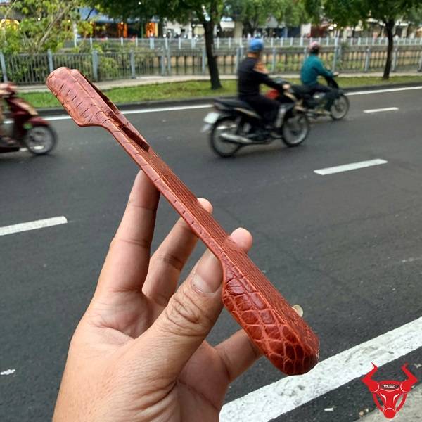 Ốp lưng iPhone 16 Pro Max da bụng cá sấu nâu đỏ thời trang cao cấp chống va đập