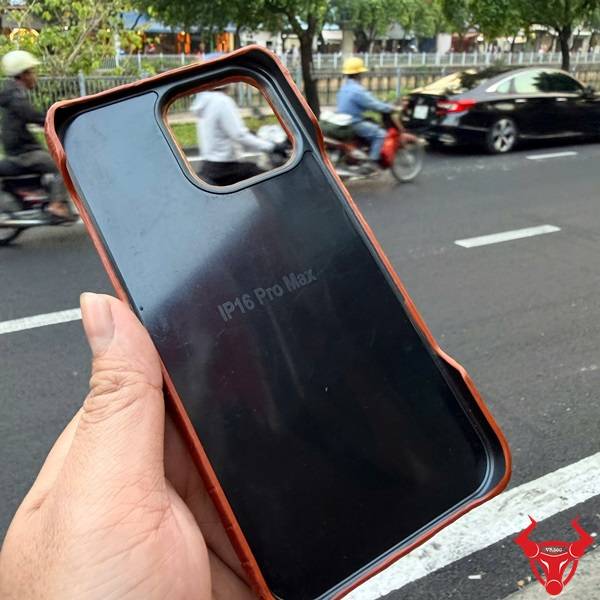 Ốp lưng iPhone 16 Pro Max da cá sấu bụng nâu đỏ nổi bật chống trầy
