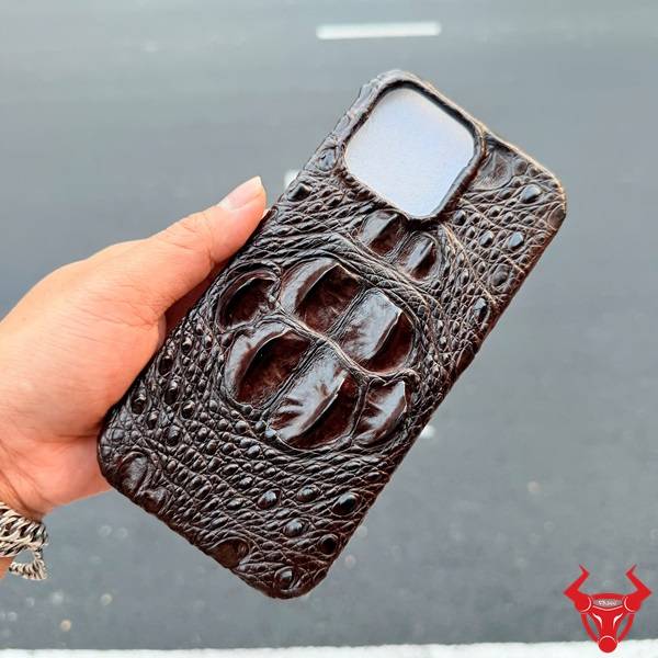 Ốp lưng iPhone 16 Pro Max da cá sấu 8 gù màu nâu đất cao cấp bảo vệ điện thoại