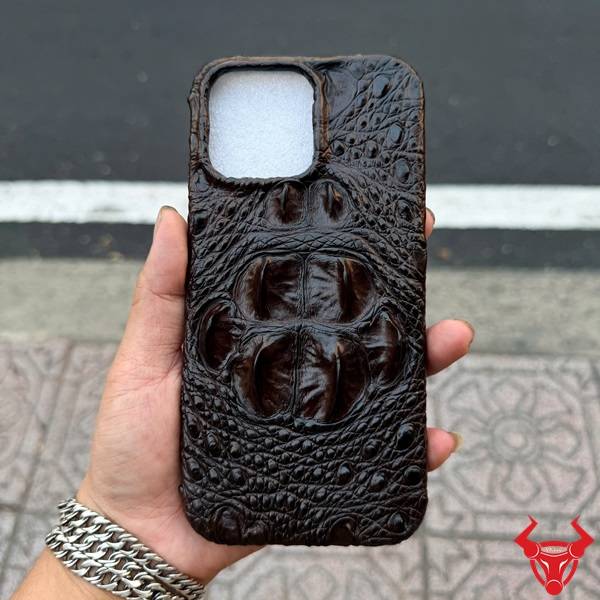 Ốp lưng iPhone 16 Pro Max da cá sấu 8 gù nâu đất sang trọng chống va đập