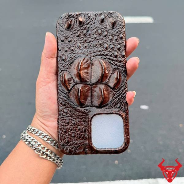 Ốp lưng iPhone 16 Pro Max da cá sấu 6 gù màu nâu đất cao cấp sang trọng bảo vệ điện thoại