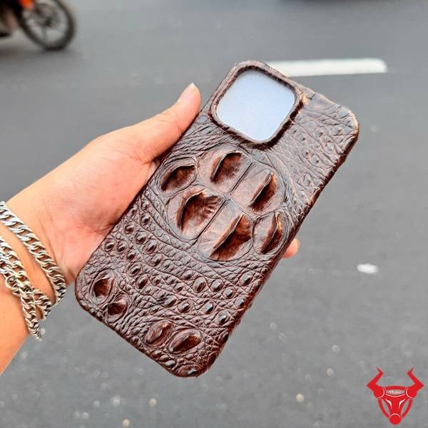 Ốp lưng da cá sấu iPhone 16 Pro Max màu nâu đất thời trang cao cấp chống trầy xước