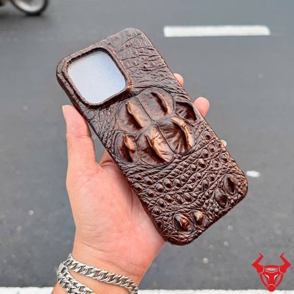 Ốp lưng da cá sấu EBBA4 iPhone 16 Pro Max full viền màu nâu đất cao cấp chống trầy