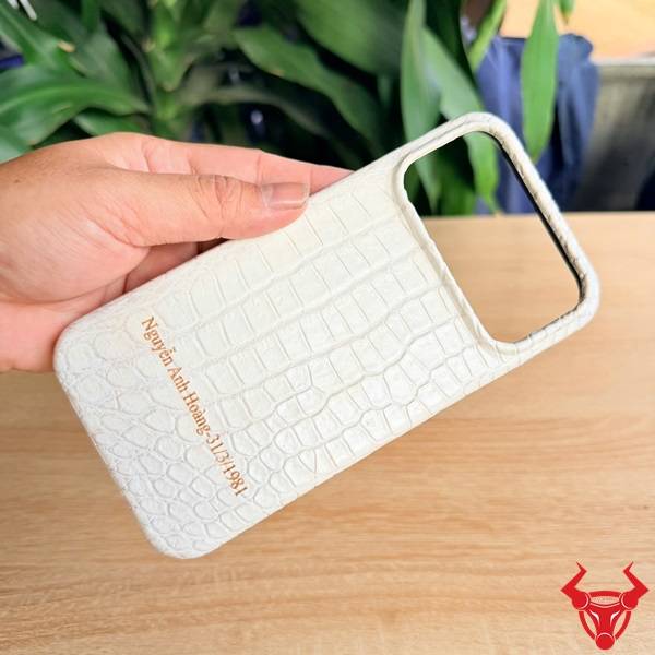 Ốp Iphone 17 Pro Max Da Cá Sấu Khắc Tên Theo Yêu Cầu Thiết kế ốp lưng Iphone 17 Pro Max ELAA8 da cá sấu thật sang trọng.
