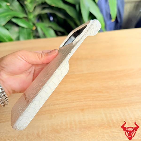 Ốp Iphone 17 Pro Max Da Cá Sấu Quà Tặng Ý Nghĩa Ốp lưng da cá sấu Iphone 17 Pro Max full viền ELAA8 thời thượng.
