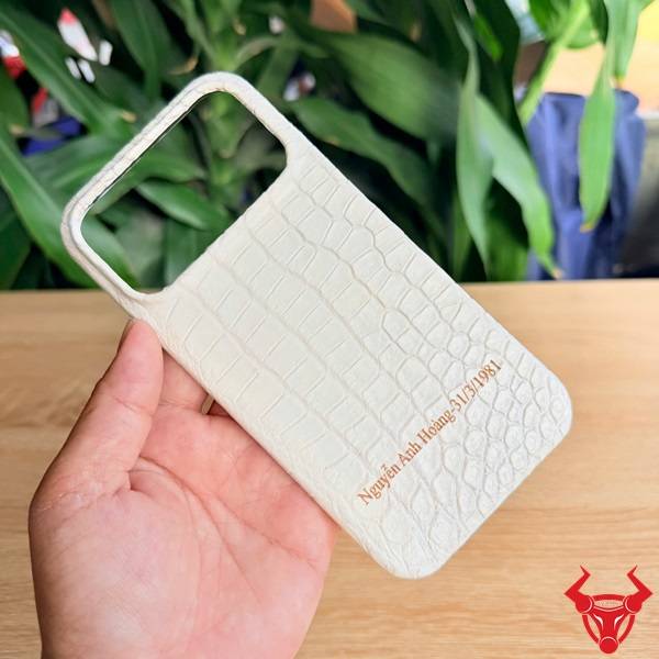 Ốp Lưng Da Cá Sấu Iphone 17 Pro Max Sang Trọng Cao Cấp Ốp lưng Iphone 17 Pro Max da cá sấu khắc tên làm quà tặng ý nghĩa.