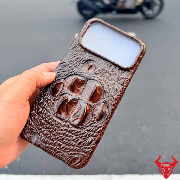 Ốp Lưng iPhone 17 Pro Max Da Cá Sấu 6 Gù Sang Trọng Ốp lưng iPhone 17 Pro Max da cá sấu 6 gù nâu đất sang trọng chống va đập