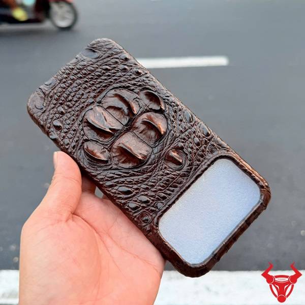 Ốp Da Cá Sấu 6 Gù ELAA4 iPhone 17 Pro Max Full Viền Ốp lưng iPhone 17 Pro Max da cá sấu 6 gù nâu đất ấn tượng cao cấp