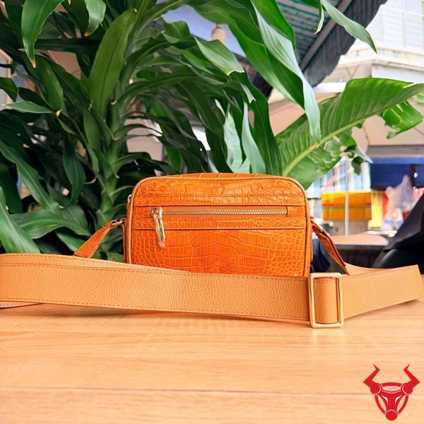 Túi đeo chéo nam da cá sấu màu cam thiết kế thời thượng