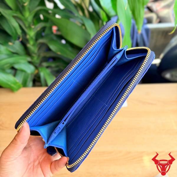 Ví cầm tay da cá sấu màu xanh dương nổi bật thiết kế 1 ngăn lớn tiện lợi