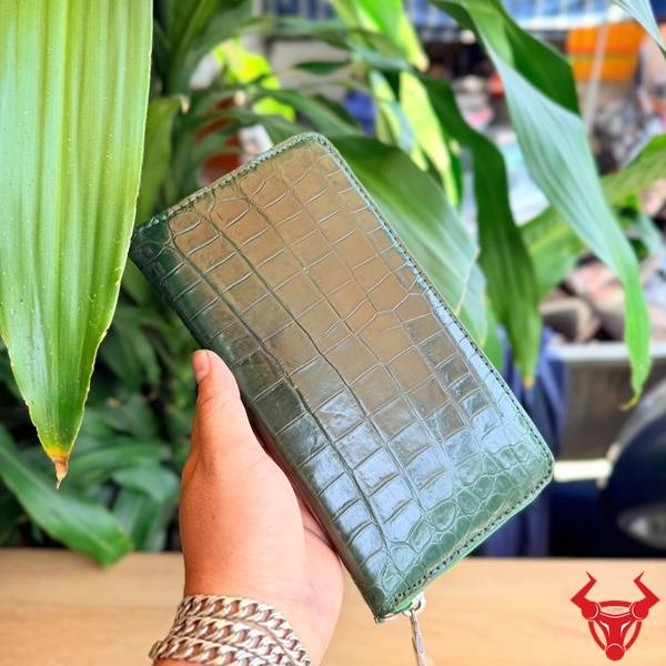 Ví da cá sấu màu xanh lá thiết kế vừa vặn tiện dụng chứa nhiều vật dụng
