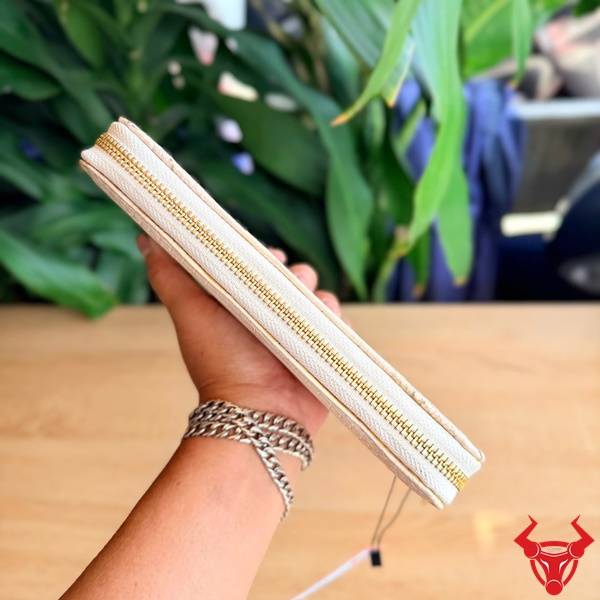 Ví cầm tay da cá sấu màu bạch tạng nổi bật thiết kế 1 ngăn lớn