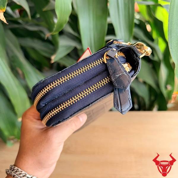 Ví cầm tay da cá sấu 2 ngăn BEA8 màu xanh navy tiện dụng.