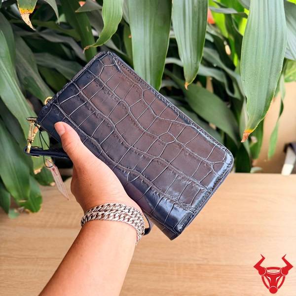 Ví cầm tay BEA8 da bụng cá sấu xanh navy phong cách đẳng cấp.