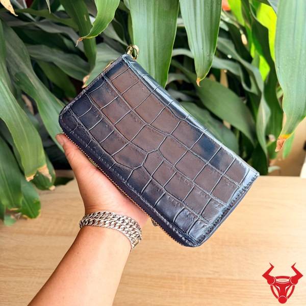 Ví cầm tay nam da cá sấu BEA8 màu xanh navy sang trọng.