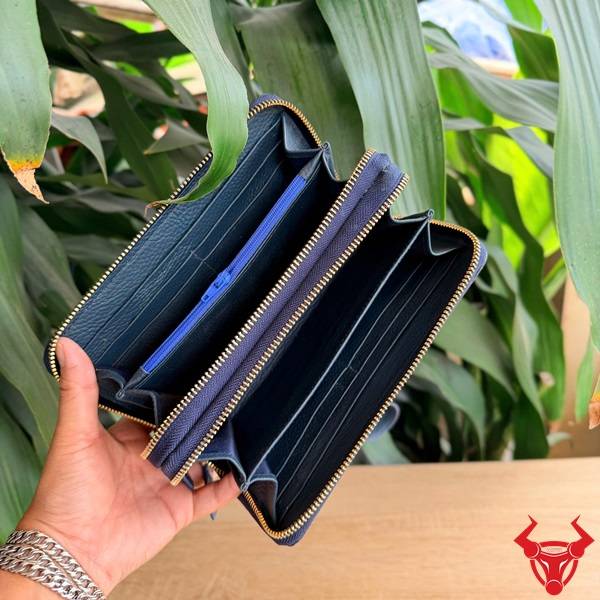 Ví cầm tay da cá sấu màu xanh navy lịch lãm và cao cấp.
