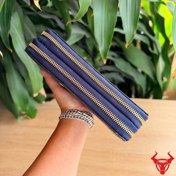 Ví cầm tay da cá sấu BEA8 hai ngăn màu xanh navy tiện dụng.