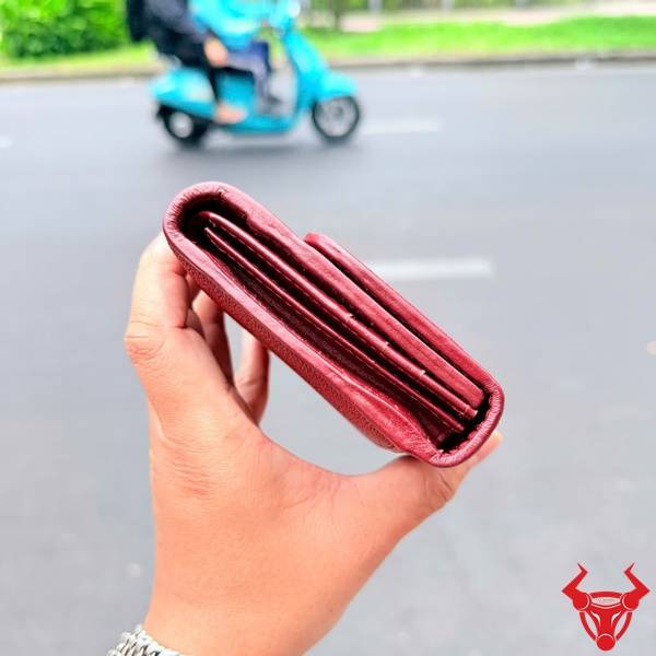 Ví cầm tay 3 gấp da cá đuối màu đỏ độc đáo nổi bật