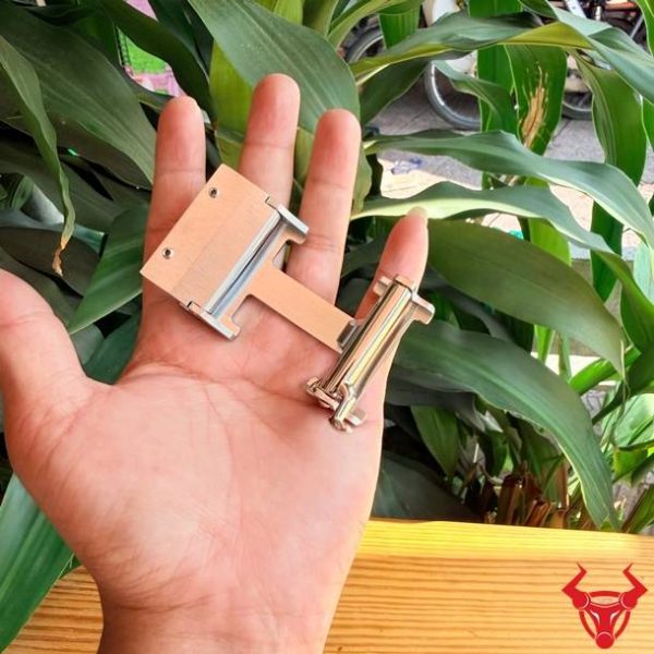 Khóa Ray Trượt Chữ H K103 Thép Cao Cấp Cho Nam Mặt khóa dây nịt nam K103 chữ H hoa văn hiện đại.