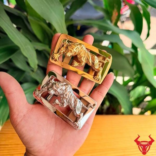 Khóa Ray Trượt Tự Động K132 Sang Trọng Và Bền Bỉ Mặt khóa dây lưng nam K132 hình hổ thép cao cấp và sang trọng.