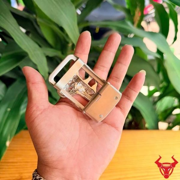 Khóa Ray Trượt Tự Động K140 Sang Trọng Và Bền Bỉ Mặt khóa dây lưng nam K140 hình sư tử cao cấp và sang trọng.