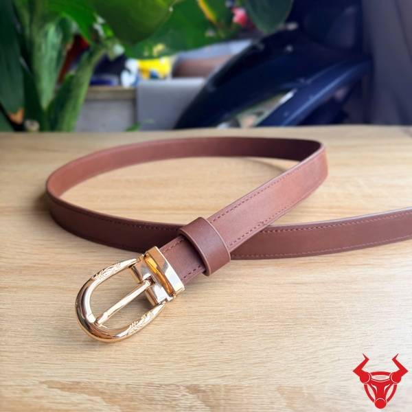 Mẫu thắt lưng nữ da bò bản nhỏ 2.3cm dễ phối cùng quần tây, jean và váy.