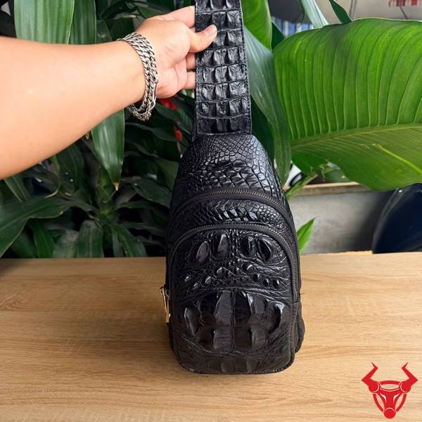 Túi bao tử nam da gù cá sấu TFA4 màu đen lịch lãm và sang trọng.