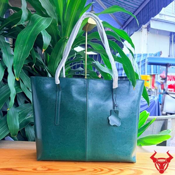 Mẫu túi tote da bò TXD23 màu xanh lá cao cấp dành cho nữ yêu thích phong cách hiện đại và năng động.