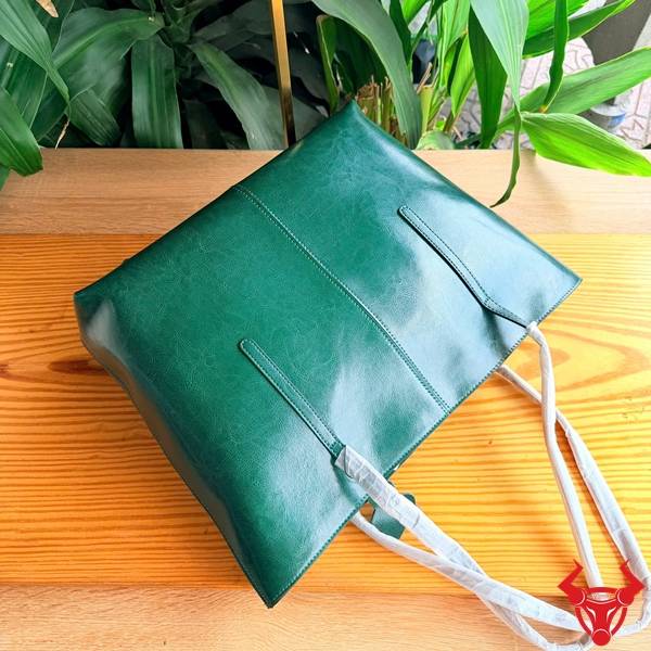 Túi tote size lớn TXD23 da bò cao cấp màu xanh lá với khả năng chứa đồ rộng rãi và phong cách thời trang.