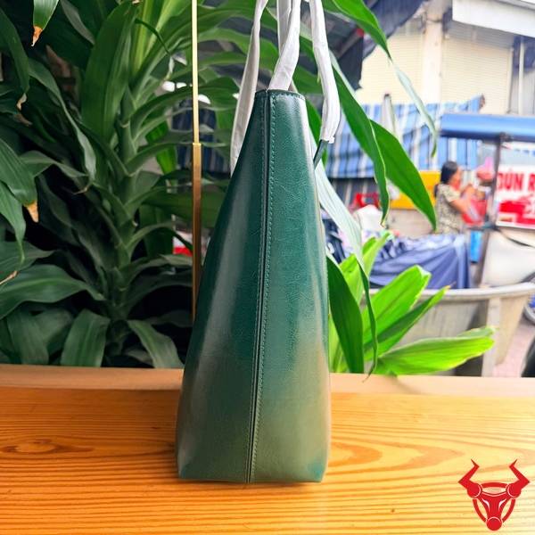 Túi tote da bò cao cấp size lớn TXD23 màu xanh lá mang phong cách năng động, hiện đại và tiện dụng.