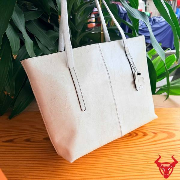 Túi Tote Size Lớn Da Bò Cao Cấp TXD23 màu trắng thanh lịch với thiết kế hiện đại và không gian chứa đồ rộng rãi.
