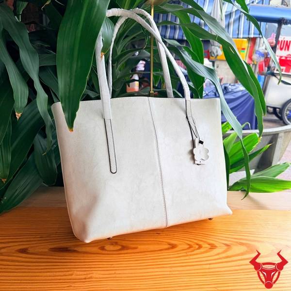 Túi tote size lớn da bò cao cấp màu trắng TXD23 với thiết kế năng động, hiện đại và tiện lợi.