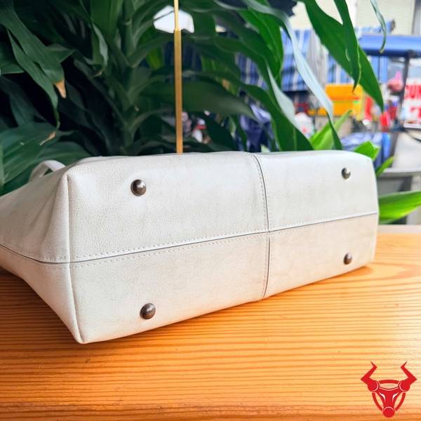 Túi tote nữ TXD23 da bò thật màu trắng cao cấp, phù hợp nhiều phong cách thời trang khác nhau.
