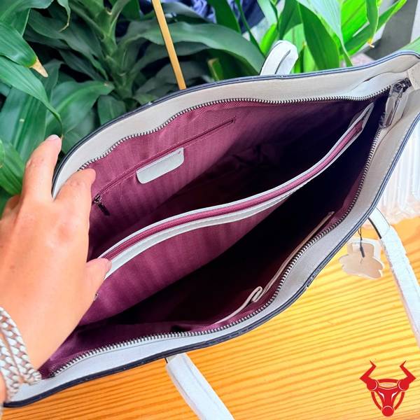 Hình ảnh túi tote da bò cao cấp TXD23 màu trắng với thiết kế sang trọng và thời trang.
