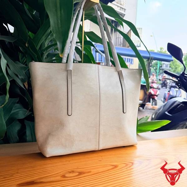 Mẫu túi tote da bò TXD23 màu trắng cao cấp dành cho nữ yêu thích sự thanh lịch và tiện dụng.