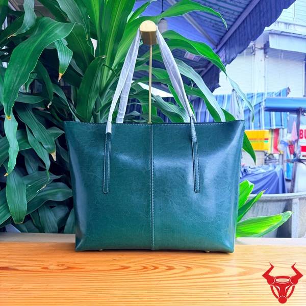 Túi tote nữ TXD23 màu xanh lá làm từ da bò thật cao cấp với thiết kế trẻ trung và không gian chứa đồ lớn.