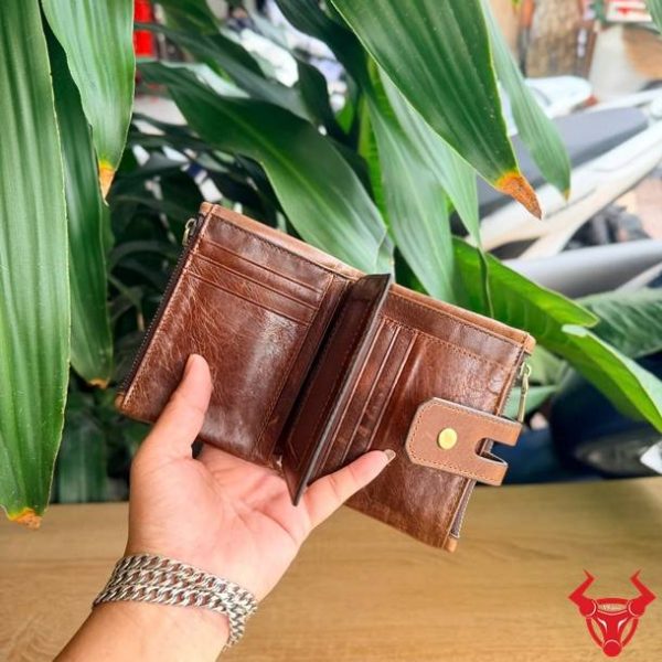Ví da bò dáng đứng VDB69 có khóa gài sang trọng với nhiều ngăn chứa.