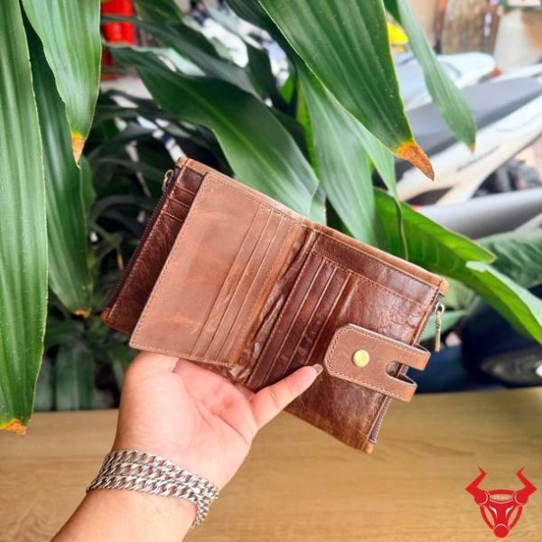Ví da bò VDB69 cao cấp với khóa gài và nhiều ngăn lưu trữ.