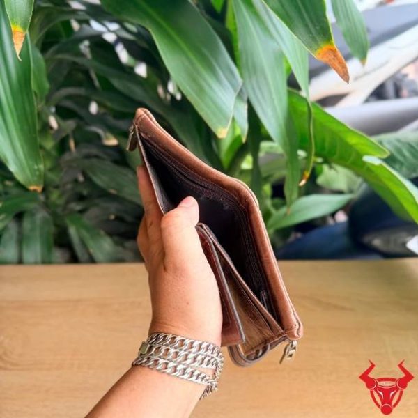 Ví da bò VDB69 khóa gài chắc chắn với chất liệu da đẹp tự nhiên.