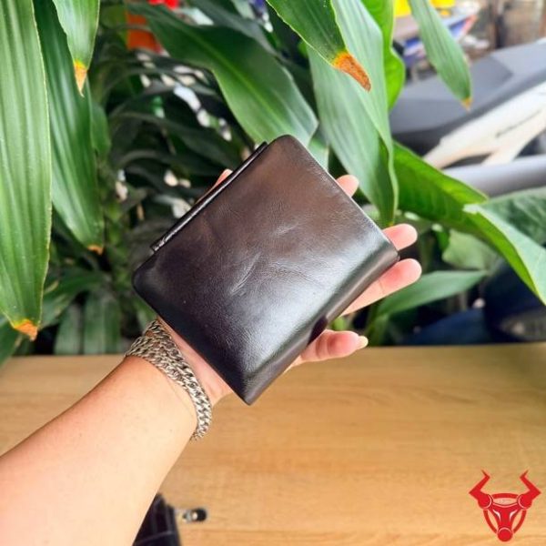 Ví đứng nam da bò VDB54 màu đen sang trọng với nhiều ngăn tiện ích.