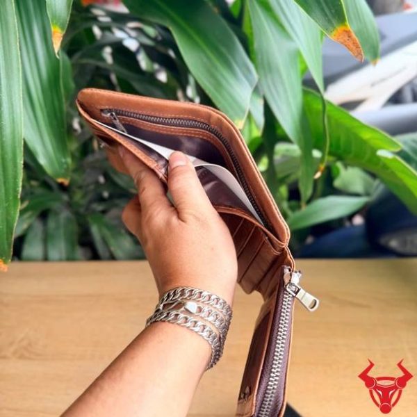 Ví da bò VDB54 màu nâu thanh lịch dành cho nam giới hiện đại.