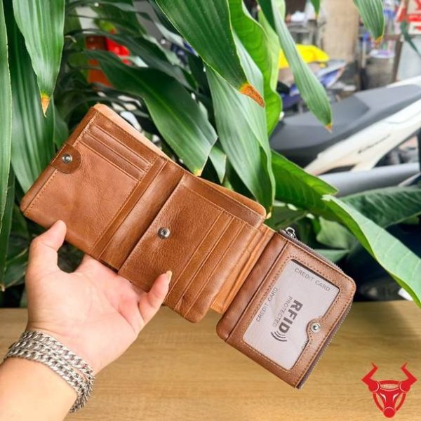 Ví đứng nam VDB54 màu nâu da bò thật với khả năng lưu trữ tối ưu.