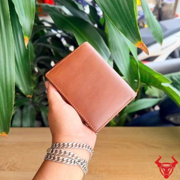 Ví đứng nam da bò VDB55 màu nâu sang trọng với nhiều ngăn lưu trữ.